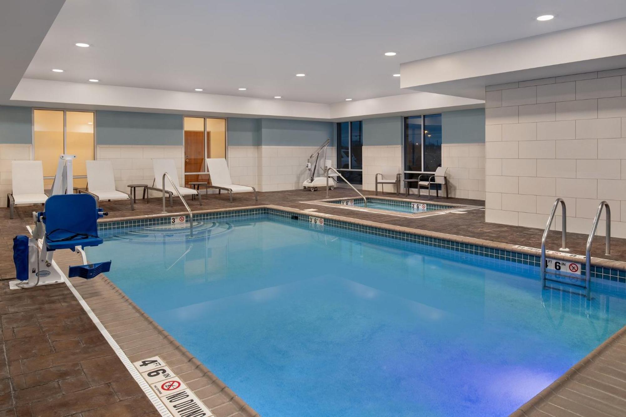 Holiday Inn Express Hotel & Suites Terre Haute By Ihg Eksteriør bilde
